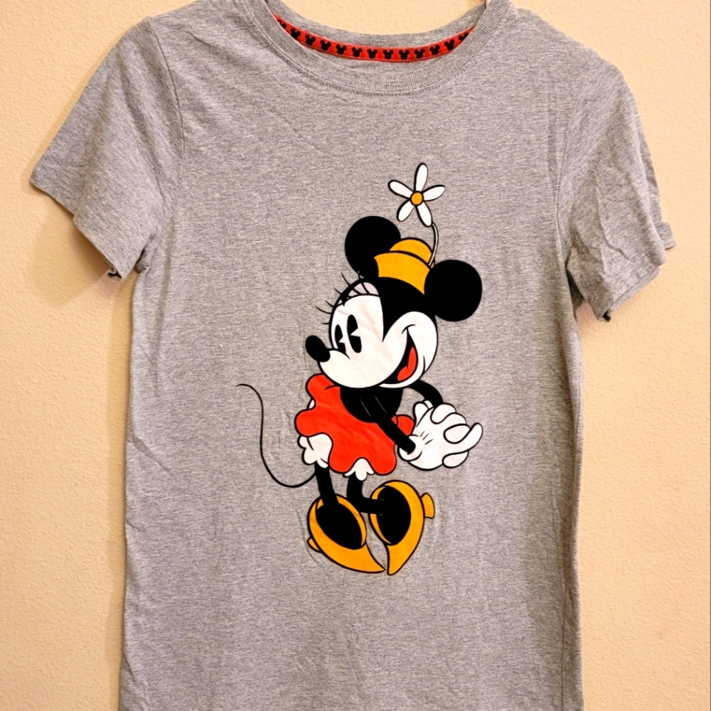 Minnie Mouse t-shirt. Ladies medium. EUC.